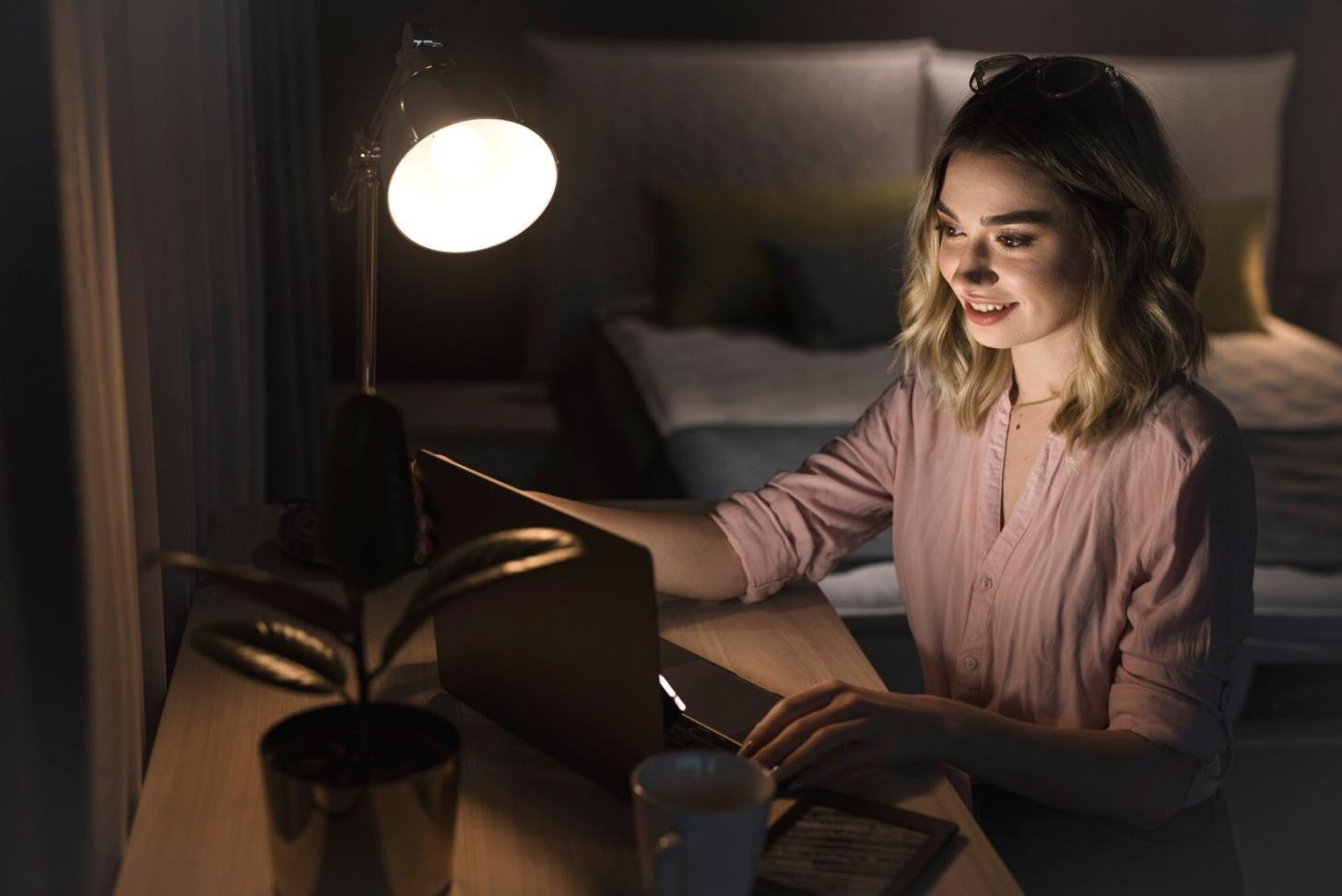 Analyse de documents financiers sur un bureau professionnel