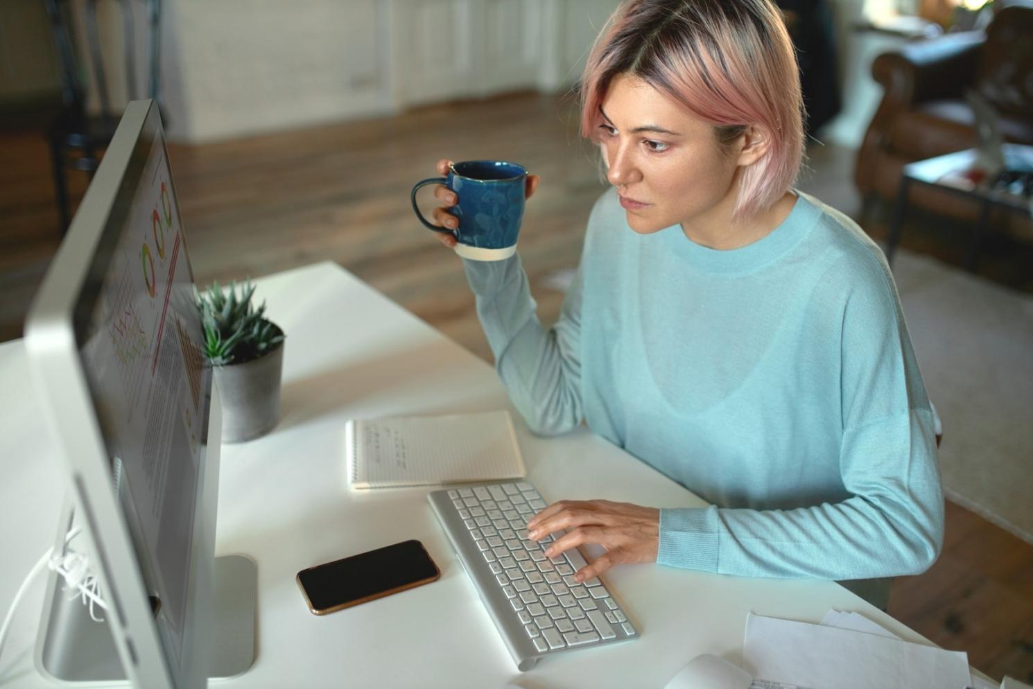 Session de formation en analyse financière avec documents et graphiques